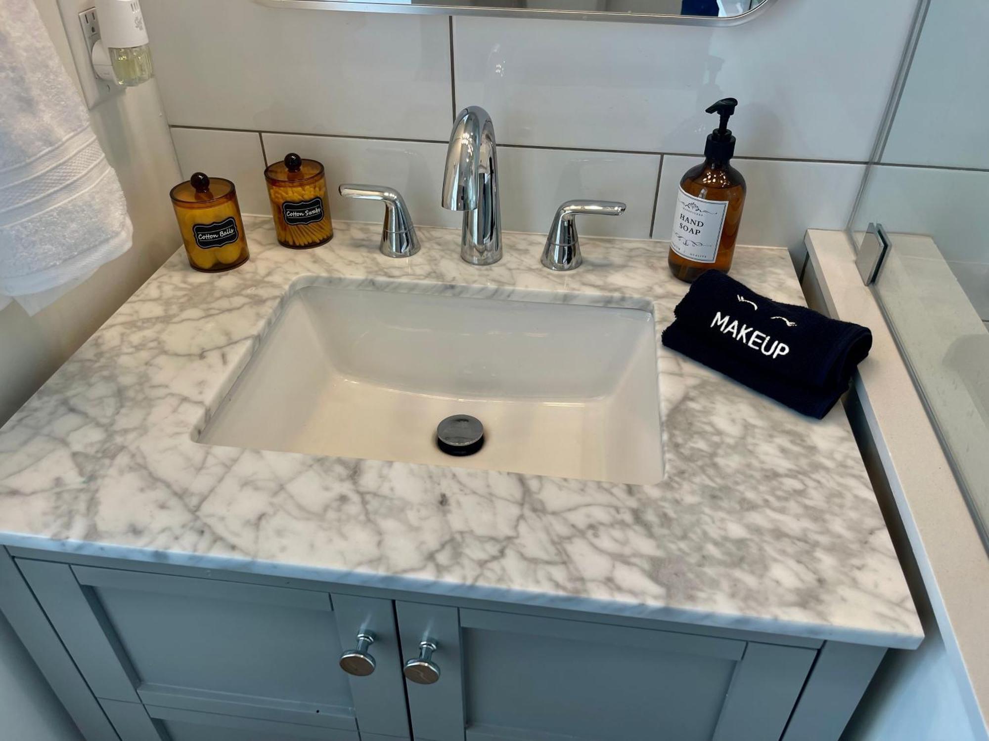 Modern Fully Renovated & Loft In Downtown Apartment *