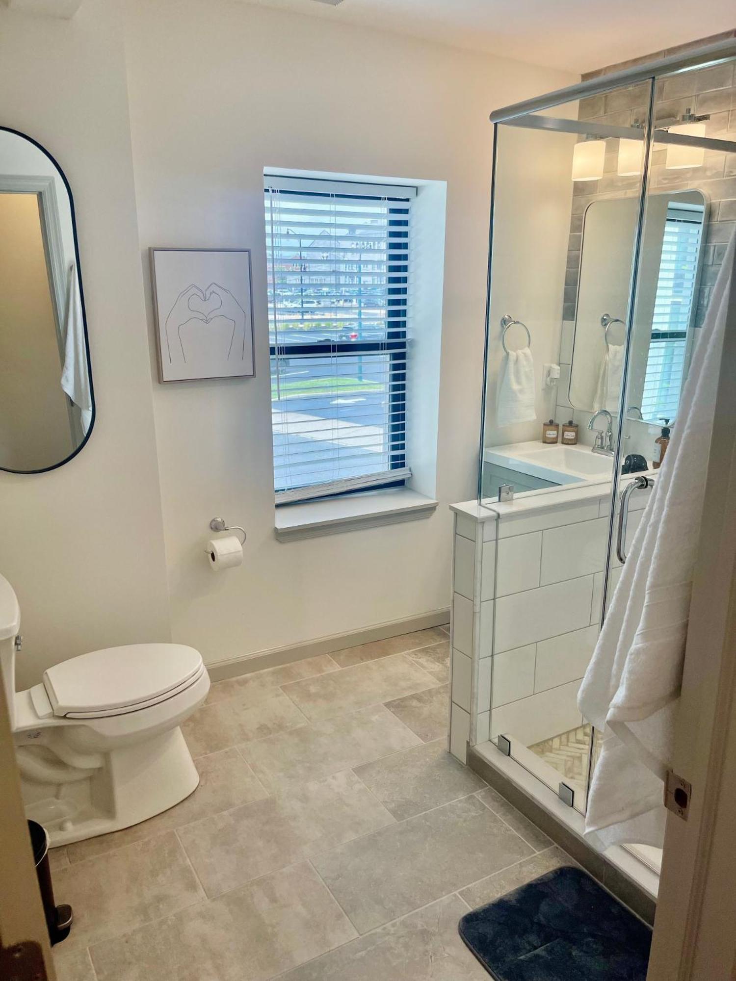 Modern Fully Renovated & Loft In Downtown Apartment *