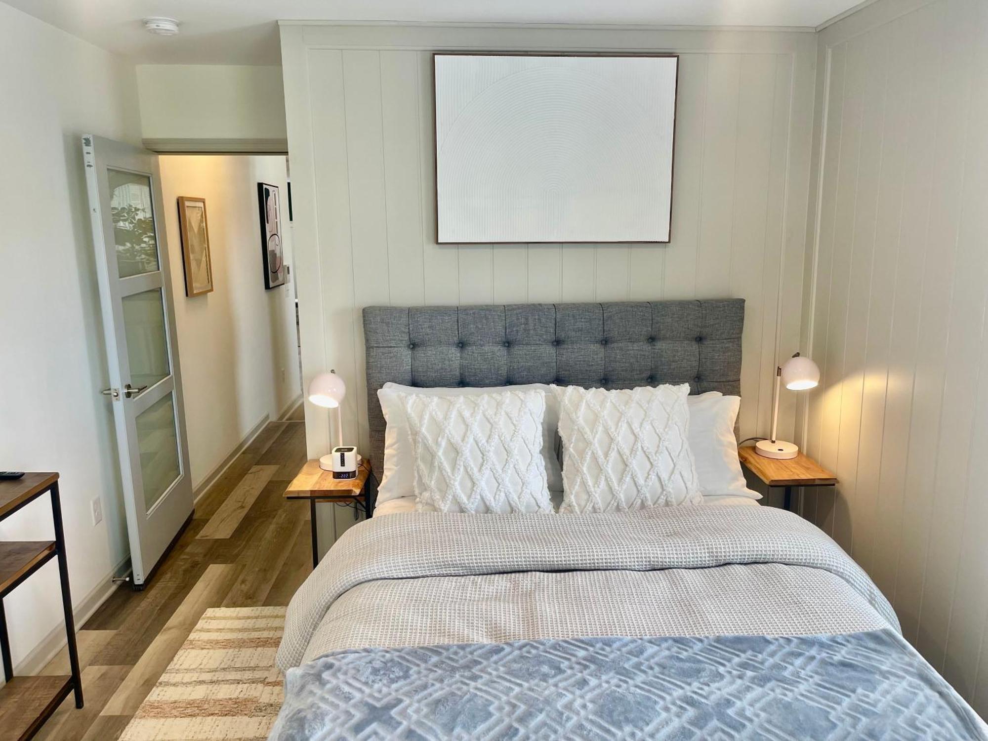 Modern Fully Renovated & Loft In Downtown Apartment *