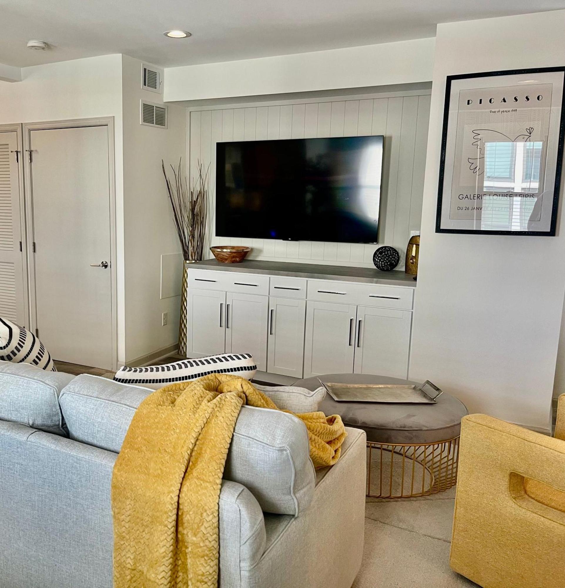 Modern Fully Renovated & Loft In Downtown Apartment *