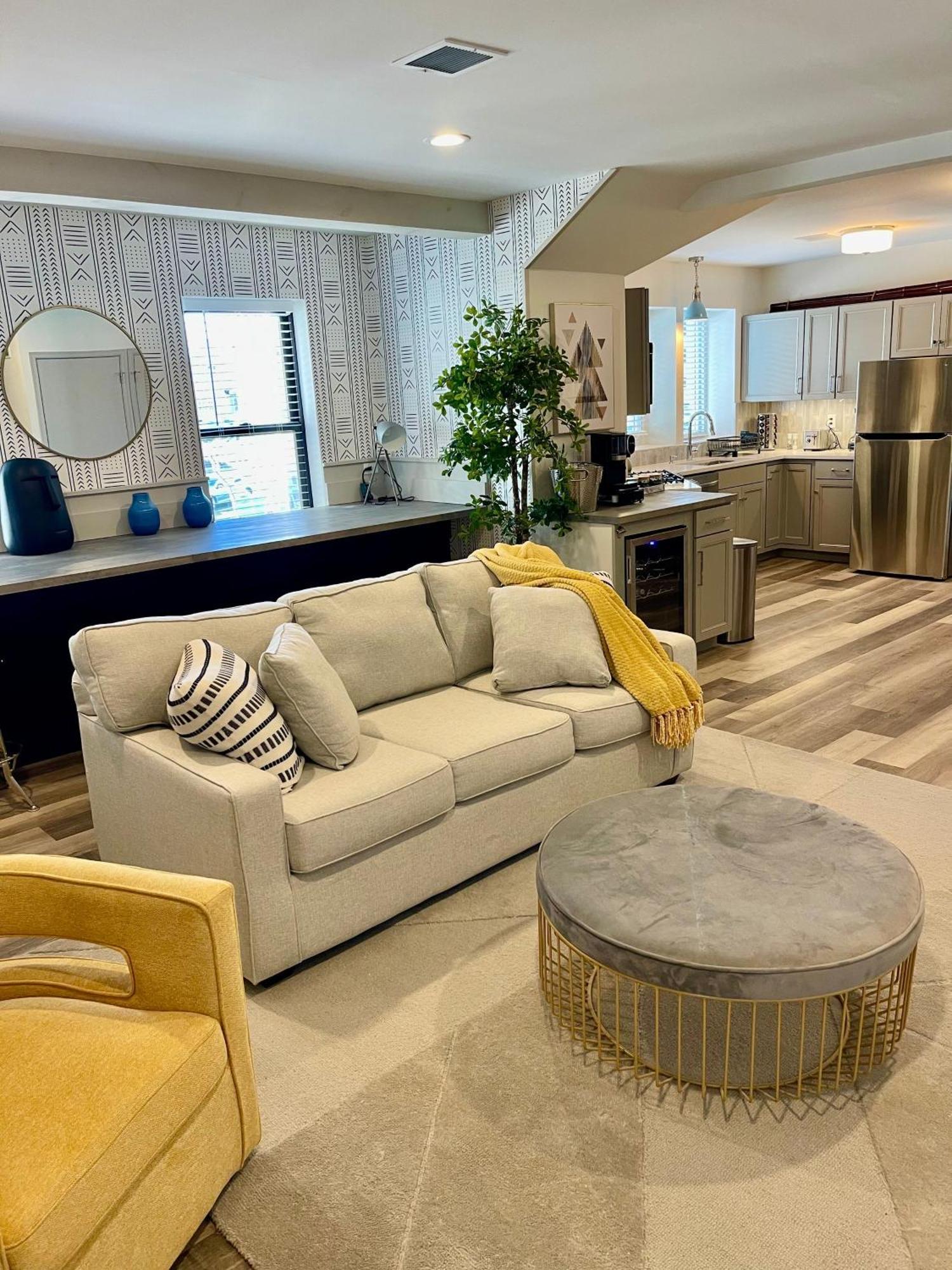 Modern Fully Renovated & Loft In Downtown Apartment
