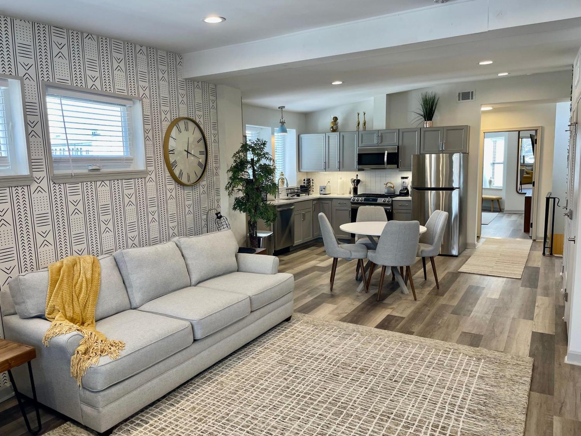 Modern Fully Renovated & Loft In Downtown Apartment *