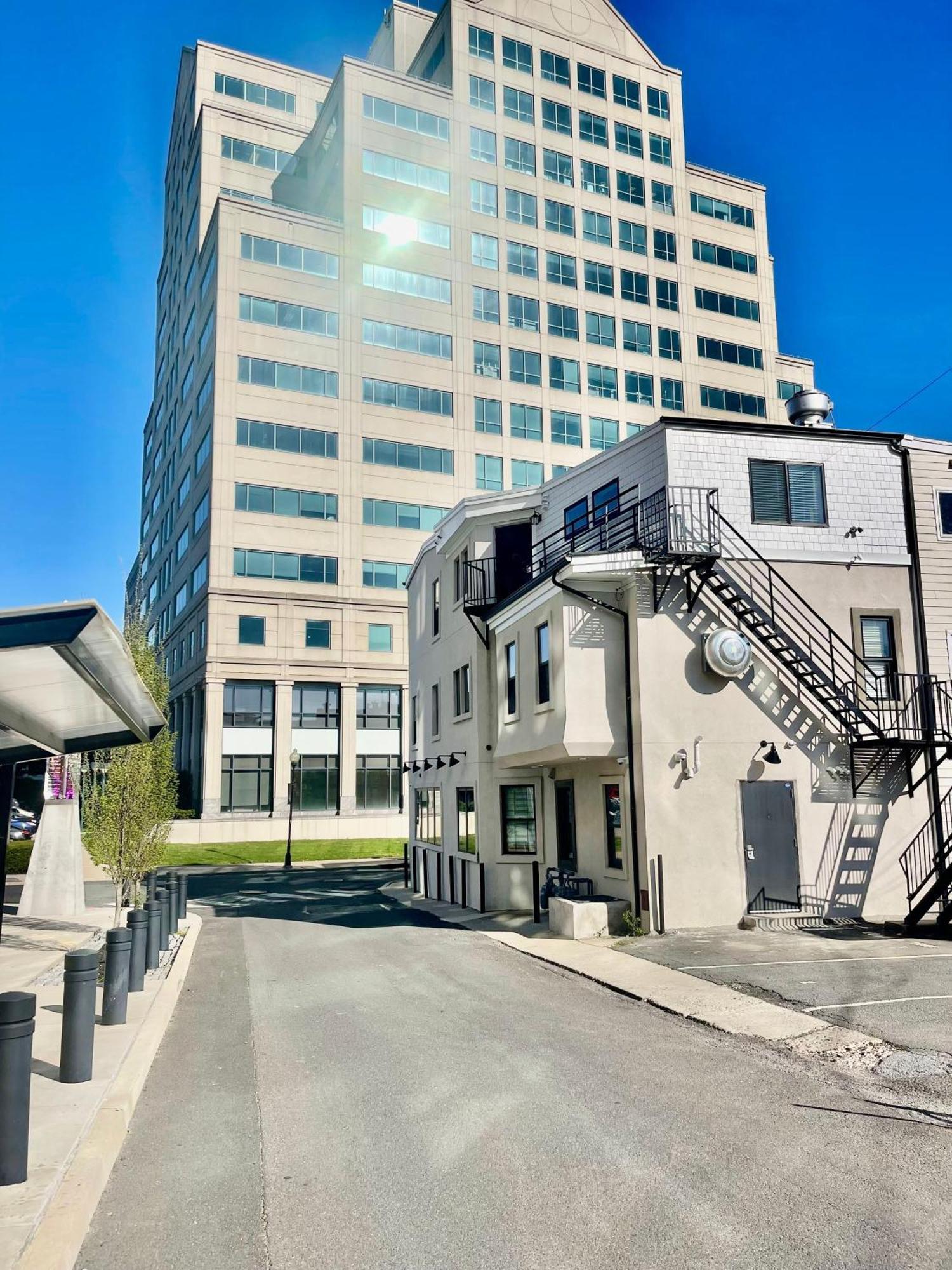 Modern Fully Renovated & Loft In Downtown Apartment